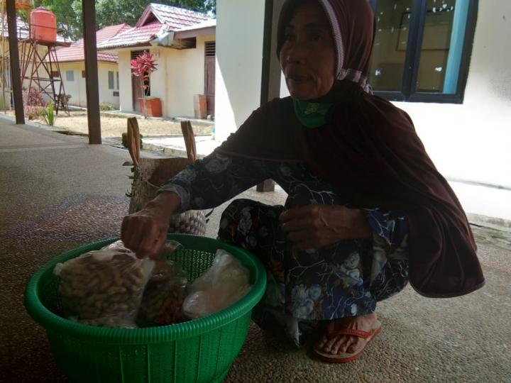 Warga Pekon Wates Lampung Barat, Cari Napkah Berjualan, Berjalan Kaki Hingga Sepuluh Kilo
